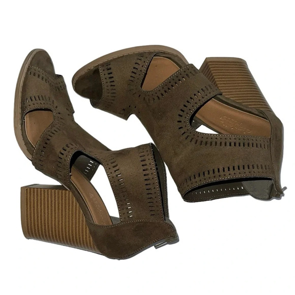 Charlotte Russe Darby Peep Toe Faux Suede Cutout Bootie Sz 7 - Picture 2 of 10